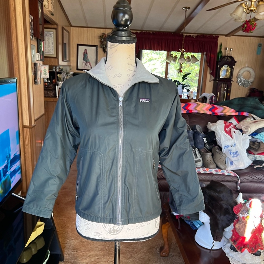 Kids Patagonia fleece lined bomber jacket green size Medium.
